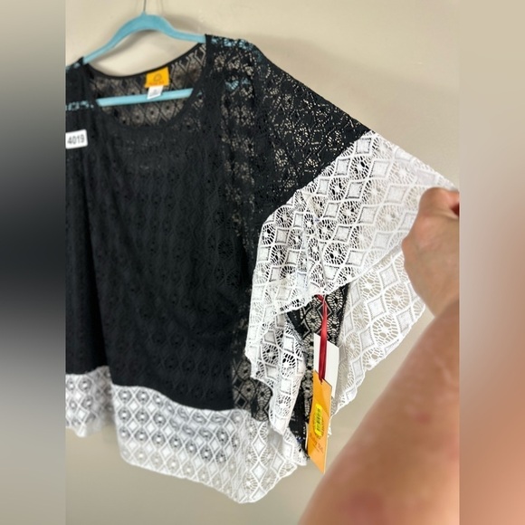 Ruby red xlarge black / white p2p 24-1/2 length 28” lacy crochet top - Picture 2 of 4